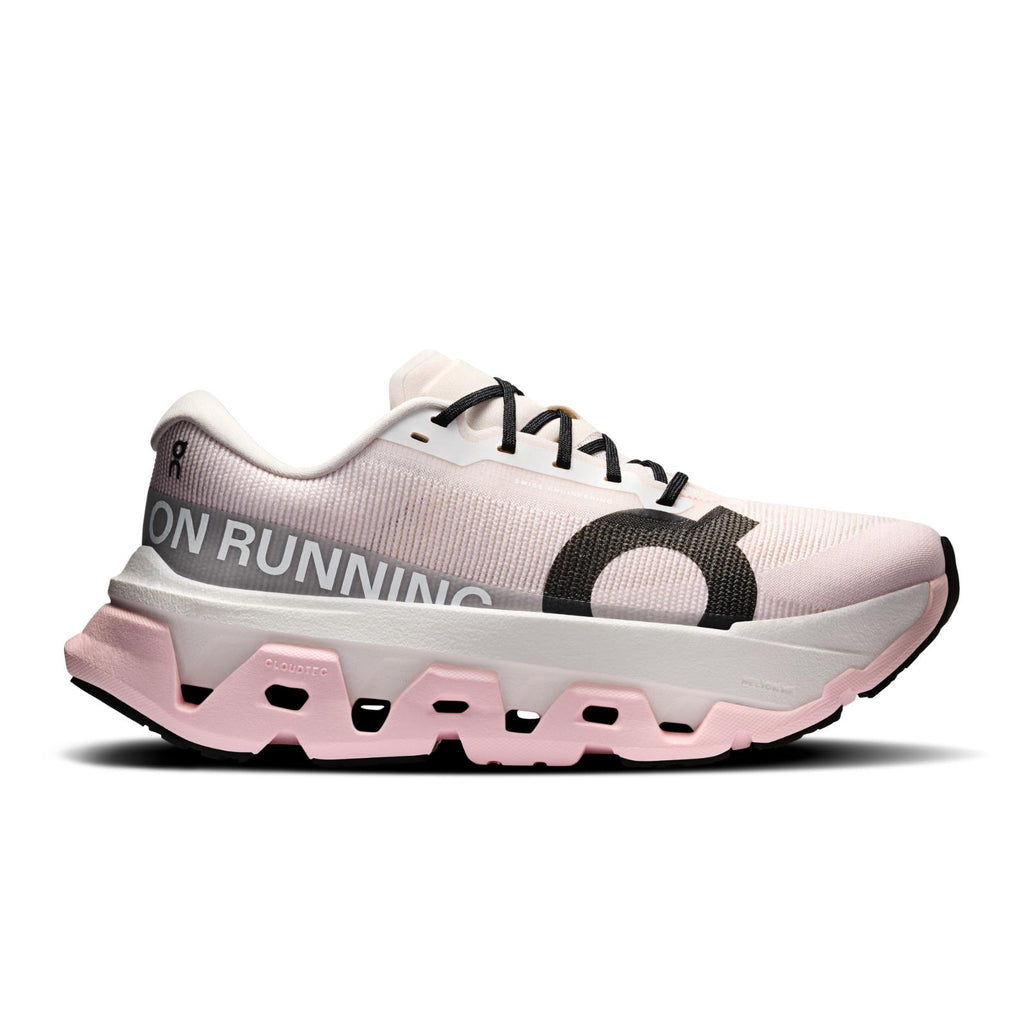 נעלי ריצה On Cloudmonster 3 Hyper לנשים בצבע Ivory/Peony — מבט צד עם שרוכים שחורים ולוגו On בולט