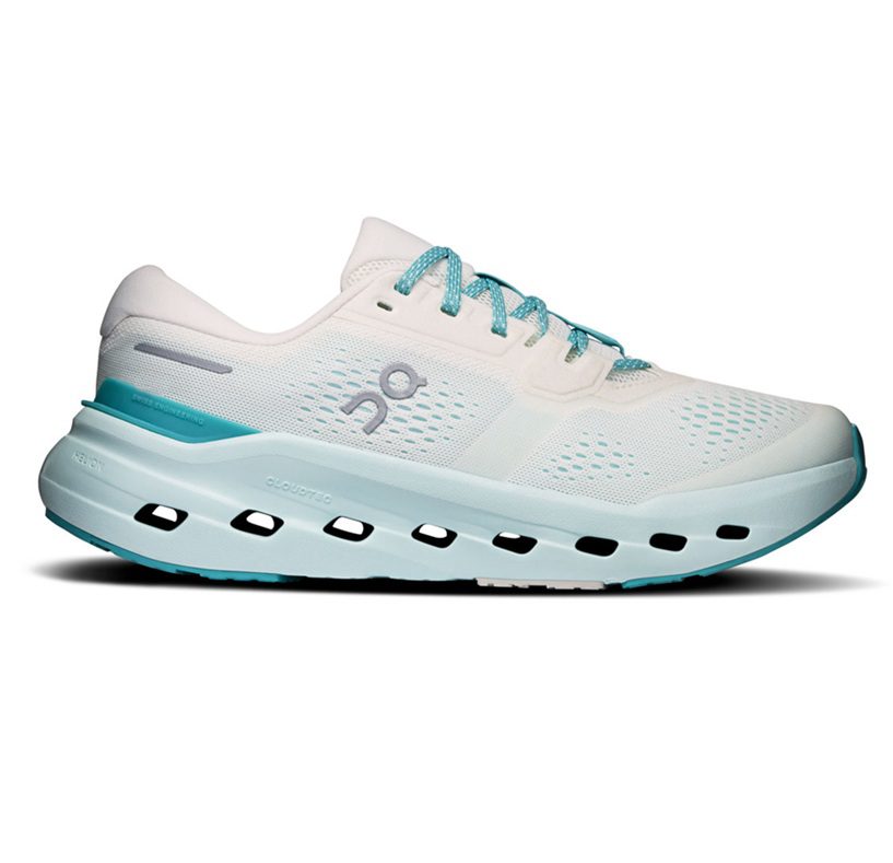 נעלי ריצה On Cloudrunner 3 לנשים בצבע Ivory/Aquamarine מבית On, מבט צד — חלק עליון שנהב מרשת נושמת, שרוכי אקוומרין טורקיז ולוגו On בצד.