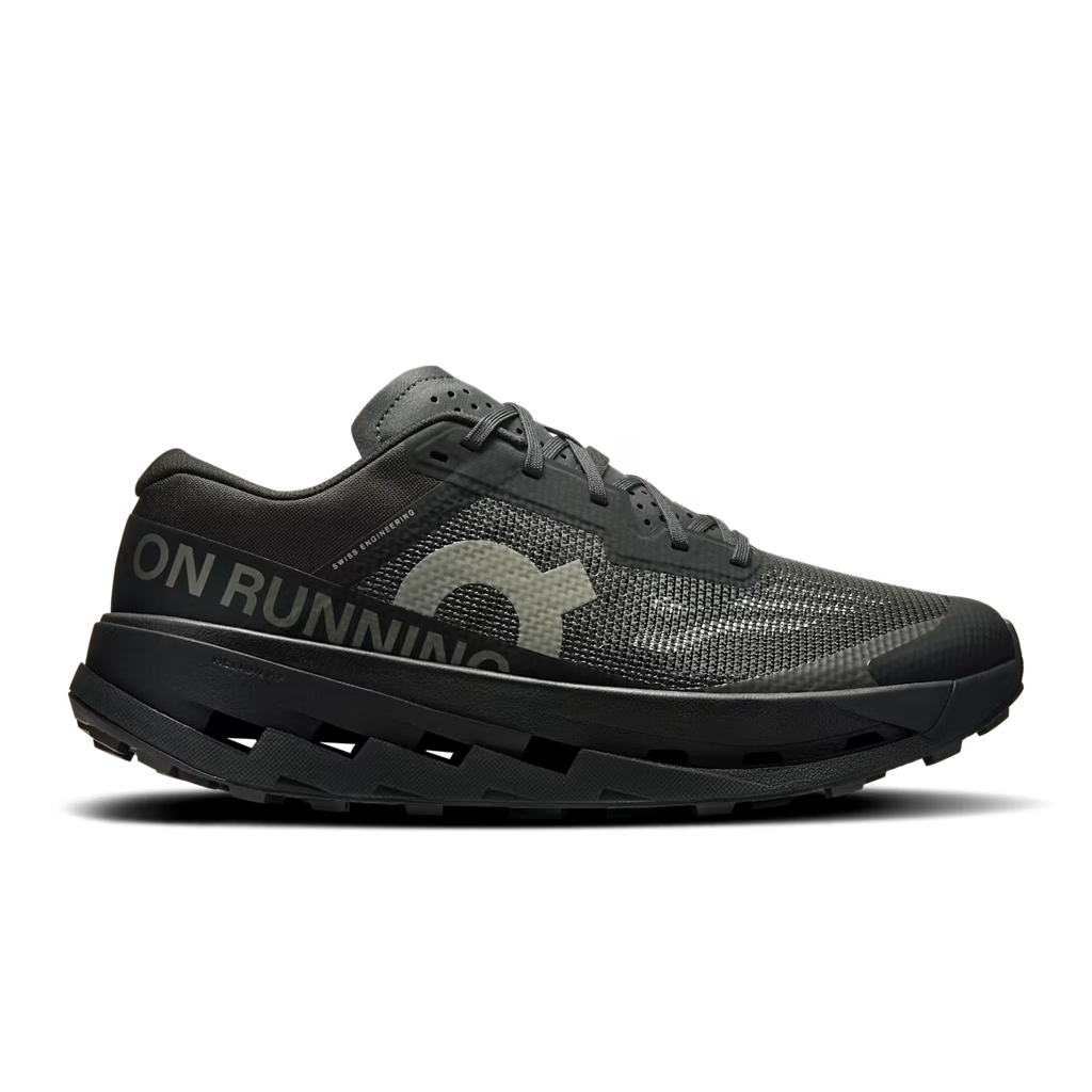 נעלי שטח On Cloudultra 3 לגברים בצבע Black/Black מבית On, מבט צדדי — חלק עליון שחור מרשת על סוליה שחורה עבה לריצת שטח.