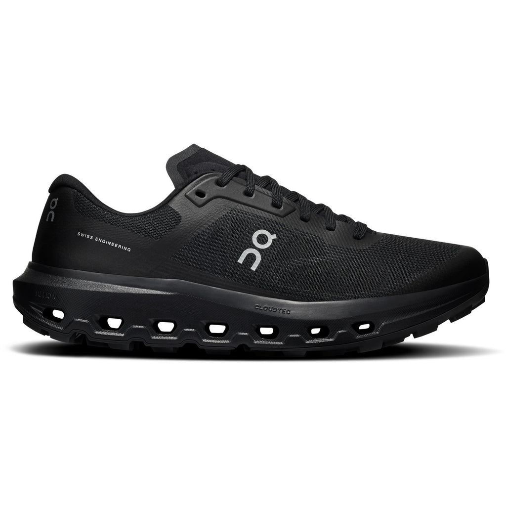נעלי שטח On Cloudvista 3 לגברים בצבע Black מבית On, מבט צדדי — חלק עליון שחור מרשת על סוליית Missiongrip שחורה.