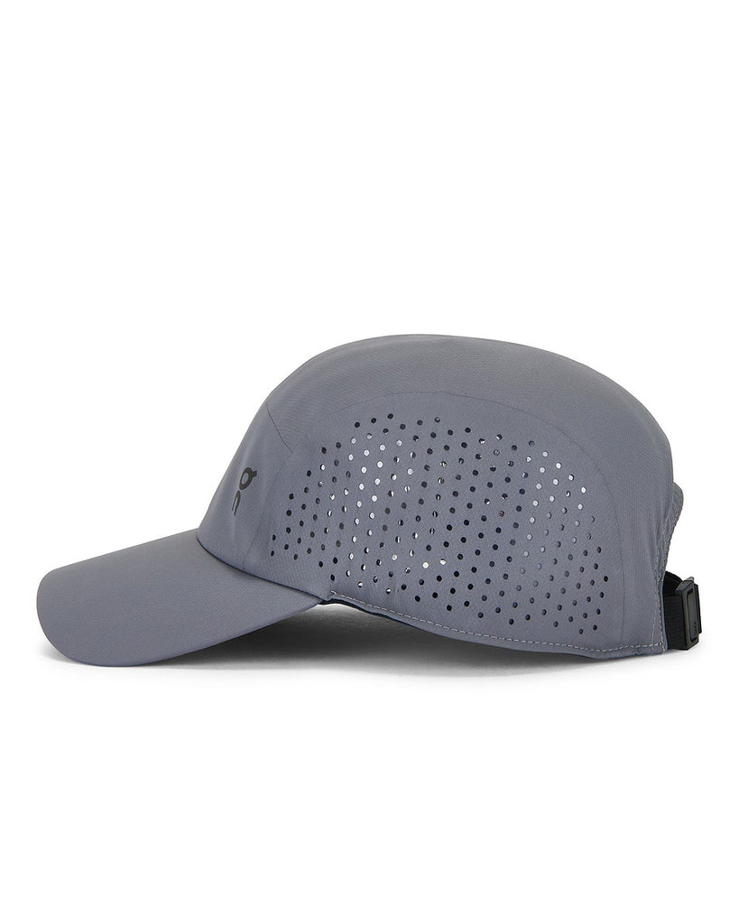 כובע ריצה On Lightweight Cap 1 U בגוון Rock במבט פרופיל מהצד — גוף אפור, לוחות צד מחוררים לאוורור, מצחייה מעוקלת ורצועה מתכווננת מאחור.