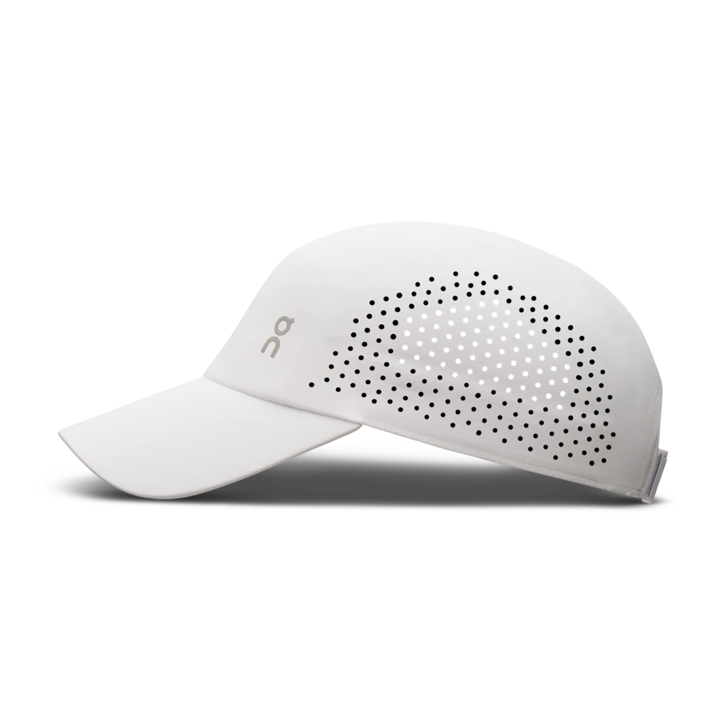 כובע ריצה On Lightweight Cap 1 U בצבע לבן במבט פרופיל מהצד — לוחות צד מחוררים לאוורור, מצחייה מעוקלת ולוגו ON קטן, על רקע לבן.