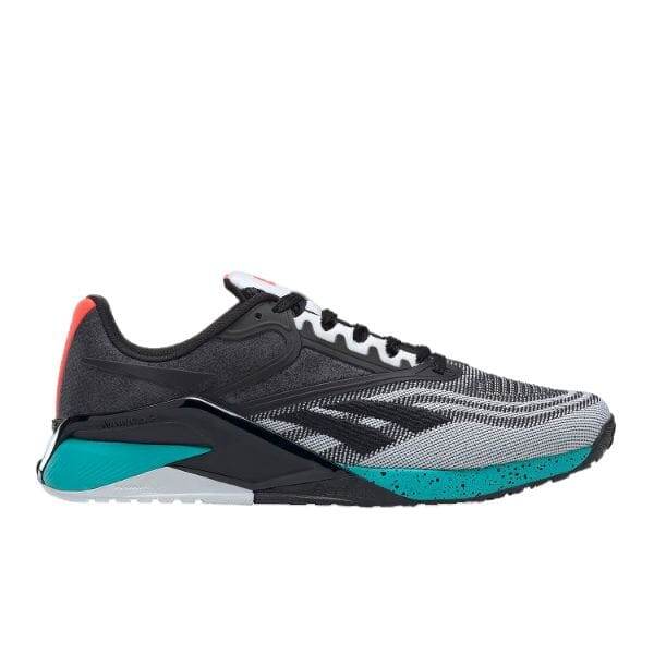 מבט מהצד של נעל הספורט Reebok NANO X2 GY2292 M, בשחור, אפור וטורקיז עם סוליה לבנה, שרוכים שחורים והדגשה אדום על העקב.