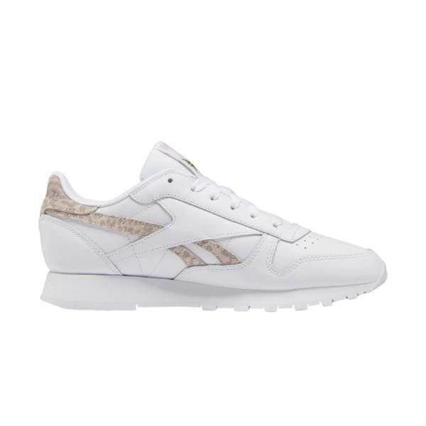Reebok Classic Leather GY7173 של ריבוק, נעל אתלטית לבנה עם הדגשות בז' ושרוכים לבנים, במבט מהצד.