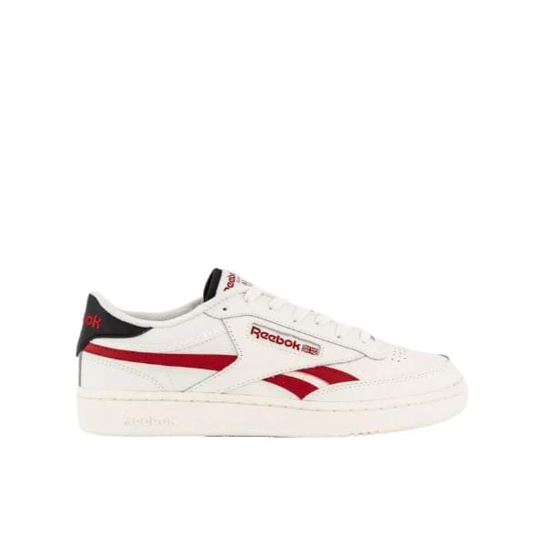 נעלי ספורט לבנה Reebok CLUB C REVENGE 100075005 עם הדגשים אדומים ושחורים המוצגים על רקע לבן רגיל.