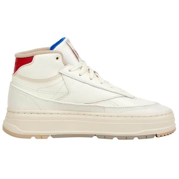 ה-Reebok Club C Double Geo Mid GZ4935, נעלי ספורט לבנה גבוהה עם הדגשות אדומות וכחולות, כוללת סוליה עבה ותפרים מפורטים.