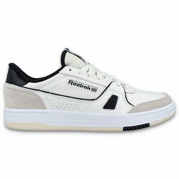 נעלי ספורט לבנה של Reebok LT COURT UNISEX 100074274 עם הדגשות בז' ופרטים שחורים על רקע פשוט ובהיר.