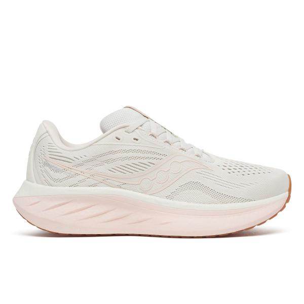 מבט צדדי על נעל הריצה לנשים Saucony RIDE 18 (S11000-224 QUARTZ/PEONY) מציג את החלק העליון מרשת לבנה ואת הסוליה העבה והמעוקלת קלות, על רקע לבן חלק.