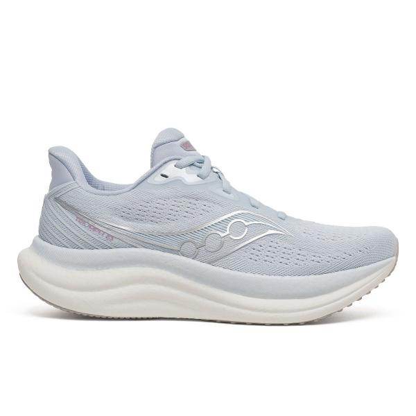 Saucony נעלי ריצה נשים TRIUMPH 23 רחבות בגוון VAPOR/ARCTIC, עם עליונית רשת אפור בהיר, סוליה לבנה מרופדת ודיטיילים כסופים בצד.