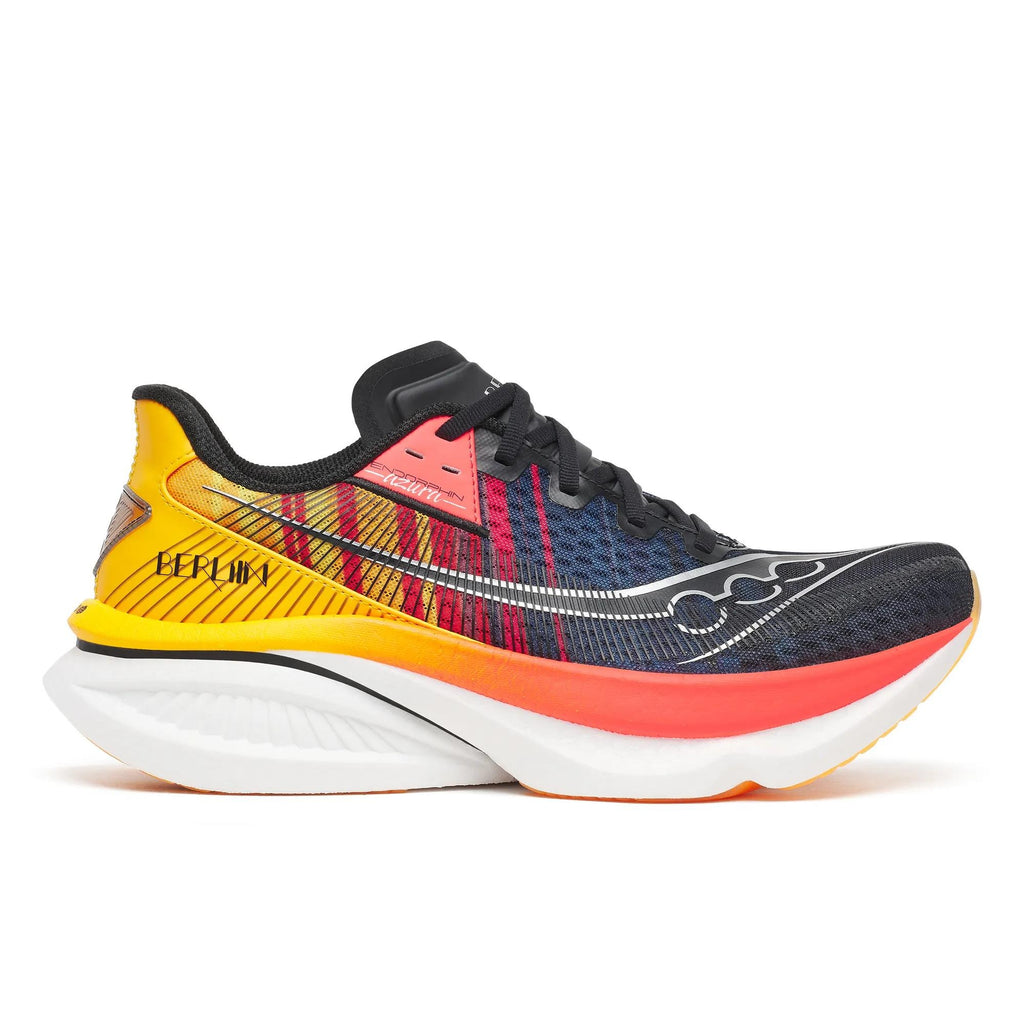 נעלי ריצה סאקוני אנדורפין אזורה לגברים Saucony Endorphin Azura Black/Fusion - מבט צד פנימי עם הכיתוב BERLIN, גפת רשת שחורה בדוגמת כתום-צהוב וסוליית PWRRUN PB לבנה