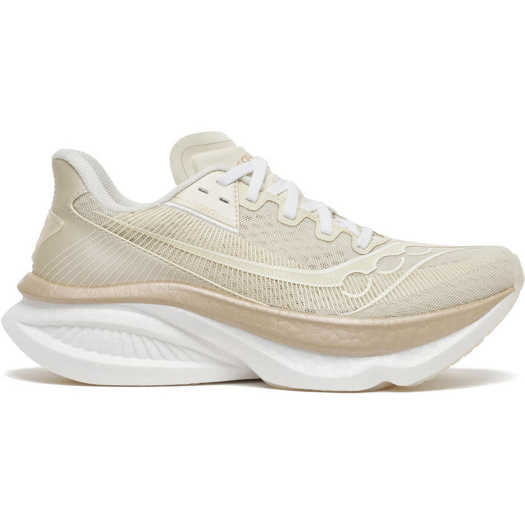 נעלי ריצה Saucony Endorphin Azura לנשים בגוון Eggshell/Ivory — פרופיל צדדי עם גפת רשת בז'-שנהב, שרוכים לבנים וסוליה אמצעית לבנה גבוהה מקצף PWRRUN PB.
