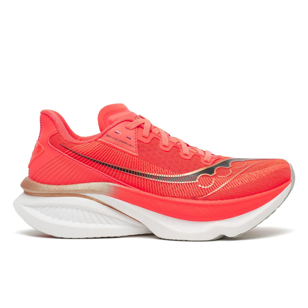 נעלי ריצה Saucony Endorphin Azura לנשים בצבע Vizired — מבט בפרופיל צדדי על גפת הרשת האדומה, הסוליה האמצעית הלבנה מקצף PWRRUN PB ואלמנטים בשחור וכסף, על רקע לבן.