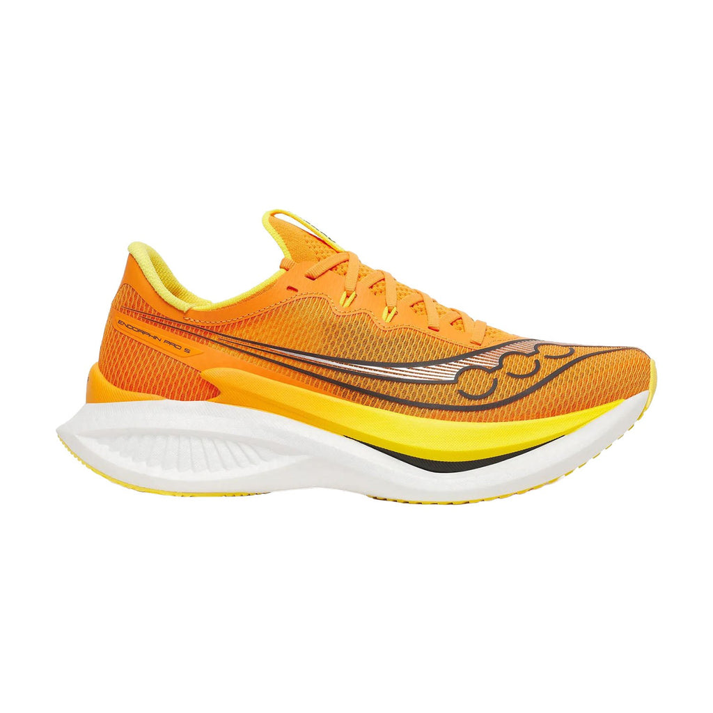 נעל ריצה Saucony Endorphin Pro 5 בצבע Fuego במבט צדדי — גפה כתומה לוהטת, נגיעות שחורות וסוליה לבנה גבוהה.