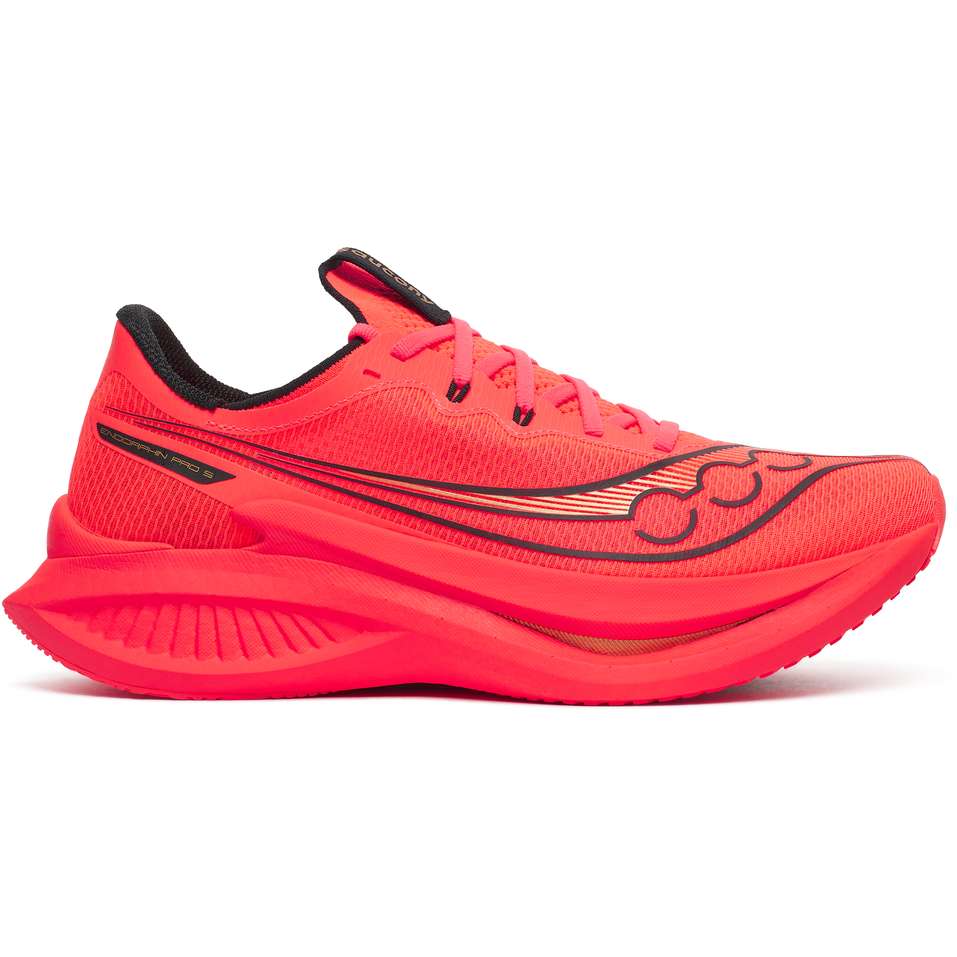 נעל ריצה Saucony Endorphin Pro 5 בצבע Vizired/Black במבט צדדי — גפה אדומה עזה מרשת נושמת, שרוכים שחורים וסוליה גבוהה.