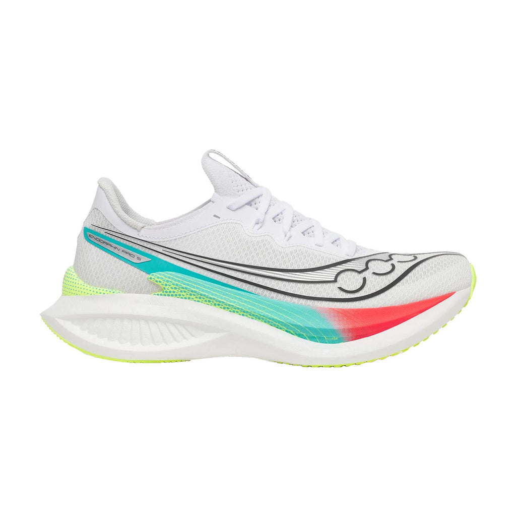 נעל ריצה Saucony Endorphin Pro 5 בצבע White/Multi במבט צדדי — גפה לבנה מרשת נושמת, סוליה גבוהה ונגיעות טורקיז וצהוב ניאון.