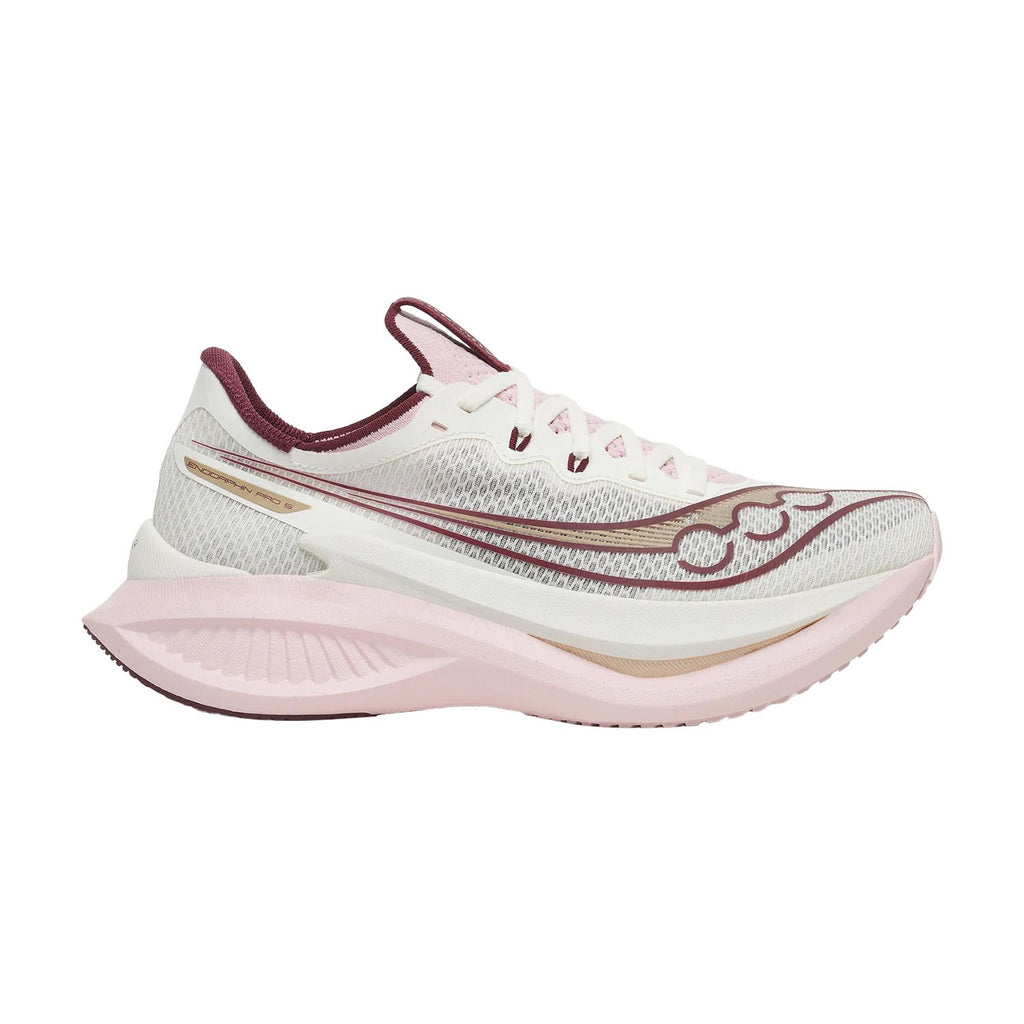 נעל ריצה Saucony Endorphin Pro 5 לנשים בצבע Ivory/Silk במבט צדדי — גפת רשת בגוון שנהב וסוליה גבוהה עם לוח פחמן.