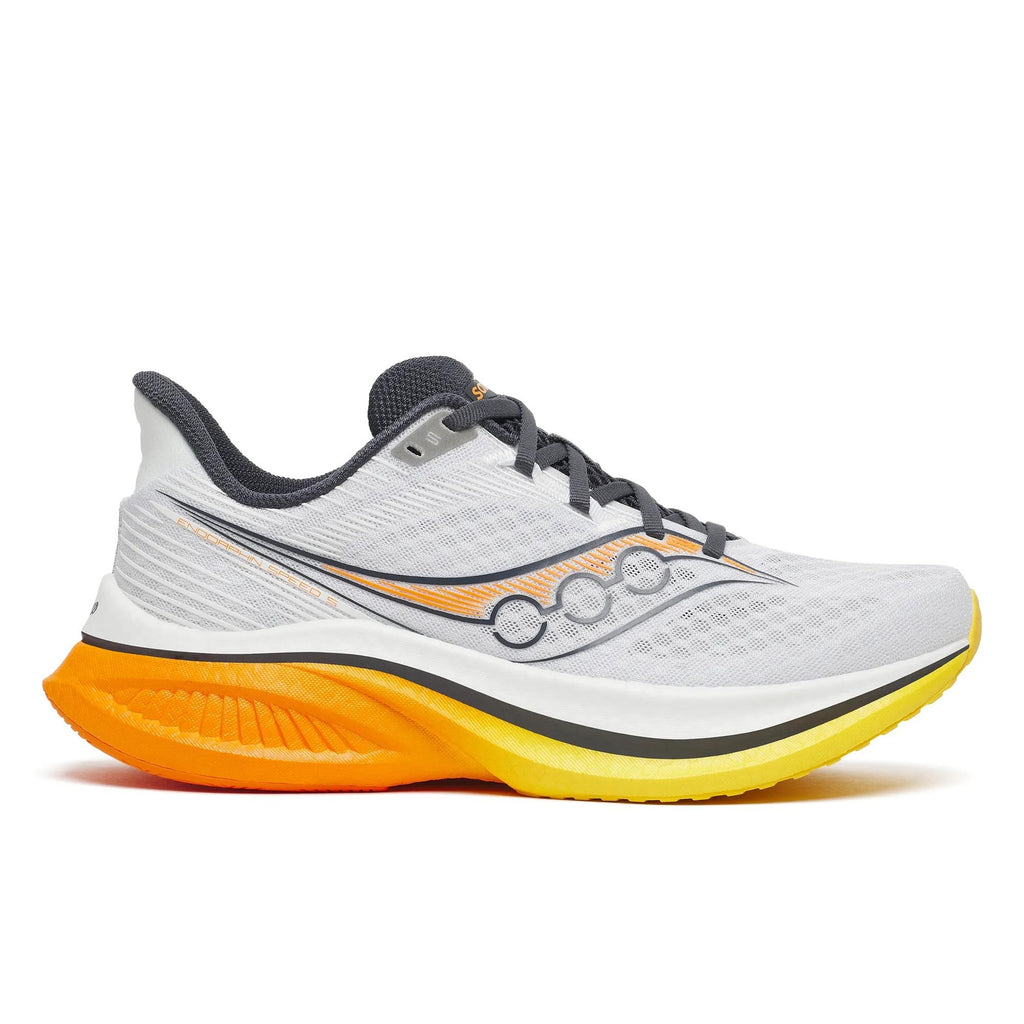 נעלי ריצה סאקוני אנדרופין ספיד 5 לגברים Saucony Endorphin Speed 5 White/Fuego - מבט צד על הגפה הלבנה, הצווארון האפור והסוליה בצהוב-כתום