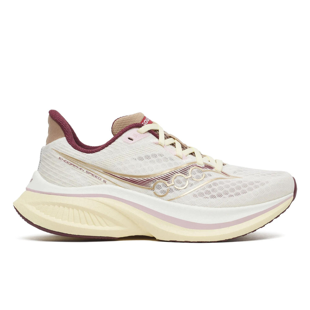 נעלי ריצה סאקוני אנדרופין ספיד 5 לנשים Saucony Endorphin Speed 5 Ivory/Maroon - מבט צד על הגפה בשנהב, הצווארון הבורדו והסוליה בשמנת
