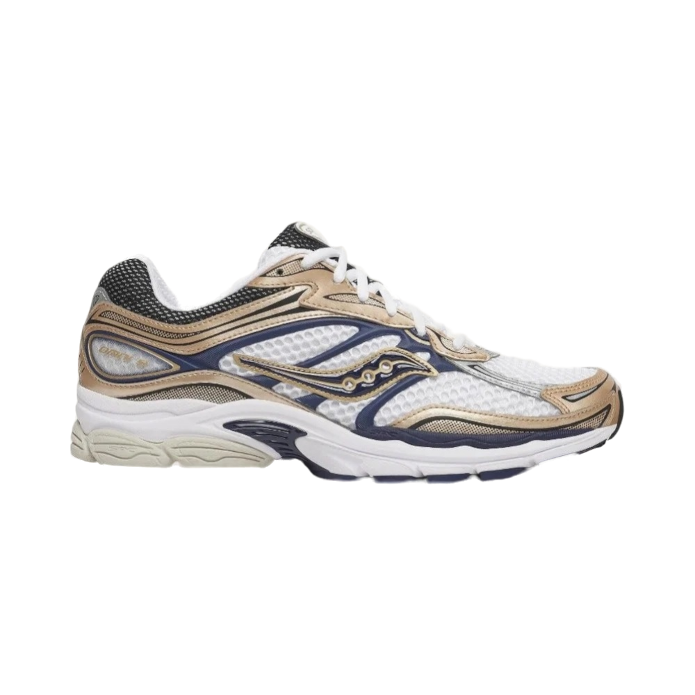 נעלי אופנה Saucony ProGrid Omni 9 בגוון Aureate/White – סניקר רטרו עם בסיס לבן, שכבות בגוון זהב-ברונזה, כלוב TPU באמצע כף הרגל וגפת רשת פתוחה, על רקע לבן.