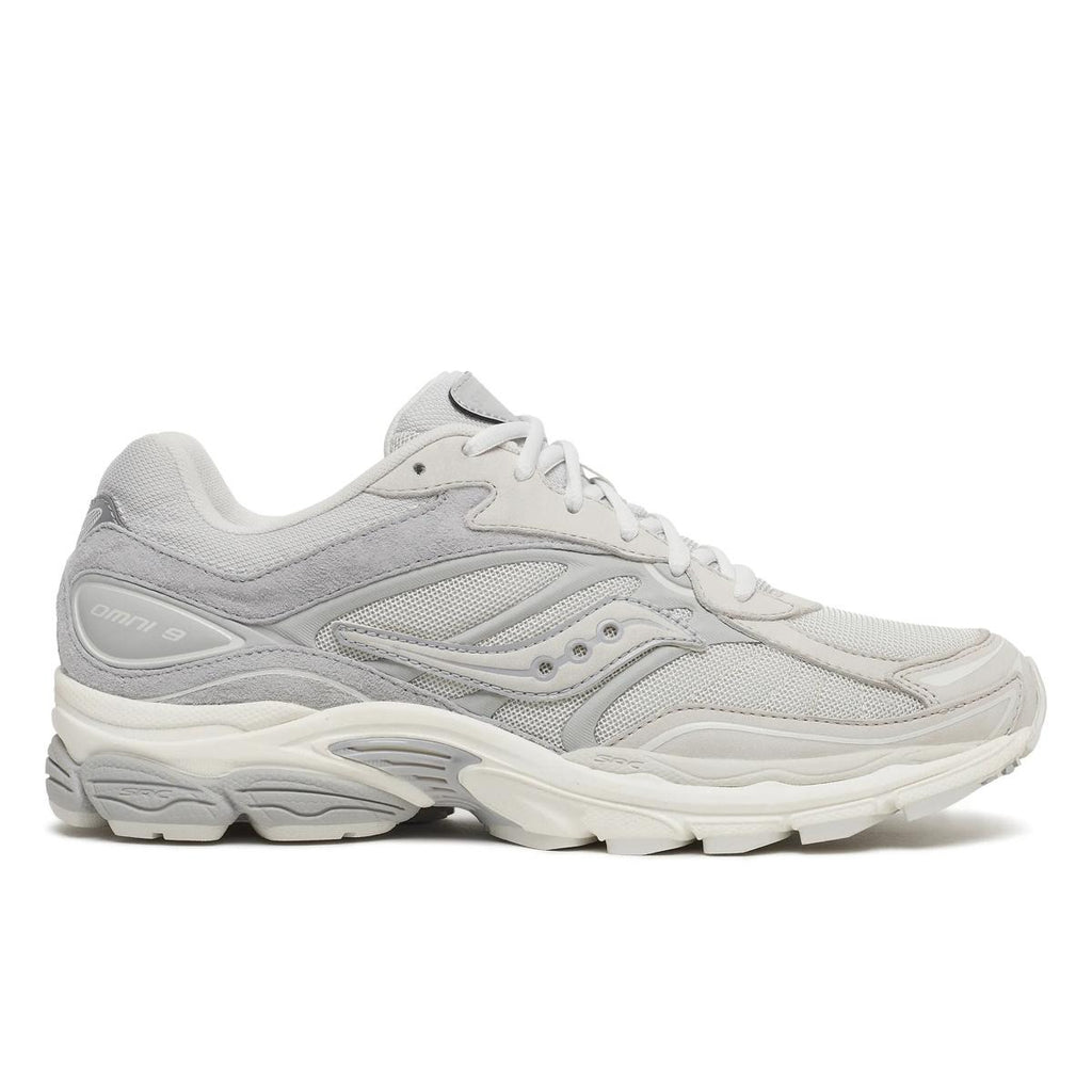נעל Saucony ProGrid Omni 9 בצבע Quartz/Cadet — מבט צדדי חיצוני על הגפה האפורה-בהירה מרשת וזמש, עם לוגו סאקוני וסוליה לבנה עבה.