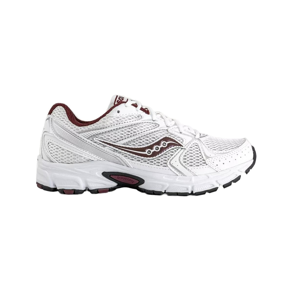 נעלי סניקרס Saucony Ride Millennium יוניסקס בצבע לבן/בורדו במבט צד, עם בסיס לבן, נגיעות בורדו וסוליה שחורה, על רקע לבן.