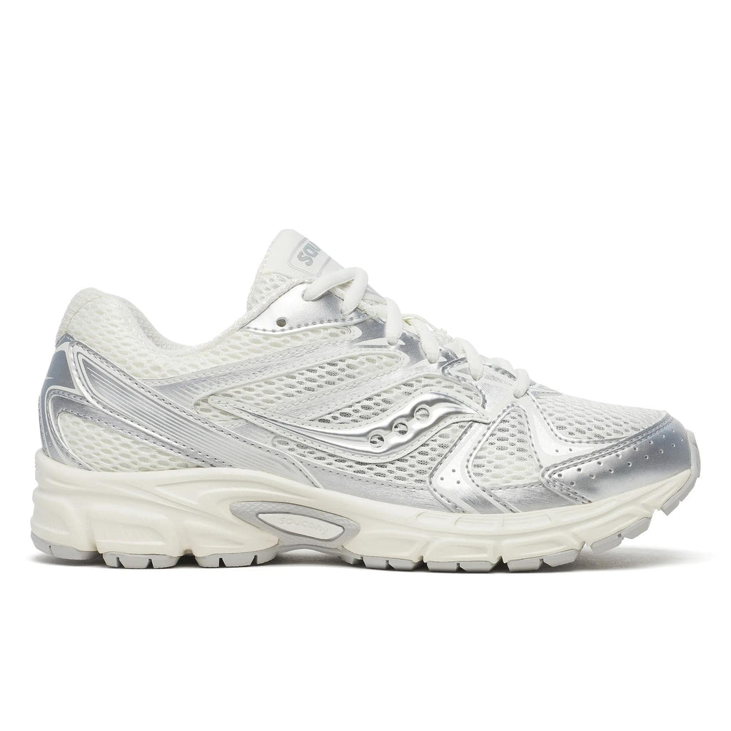 נעלי אופנה סאקוני לנשים Saucony Ride Millennium Cream/Silver - מבט צד על הרשת בשמנת, חיפויי הכסף והסוליה הלבנה העבה