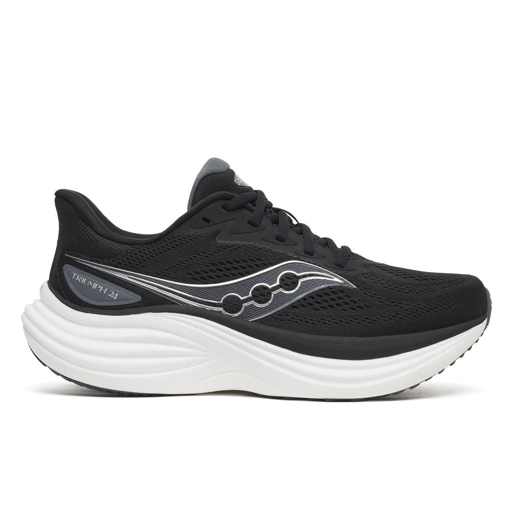 נעל ריצה Saucony Triumph 24 לגברים בצבע Black/Silver — מבט צד על גפה שחורה מרשת, לוגו כסוף וסוליה לבנה עבה.