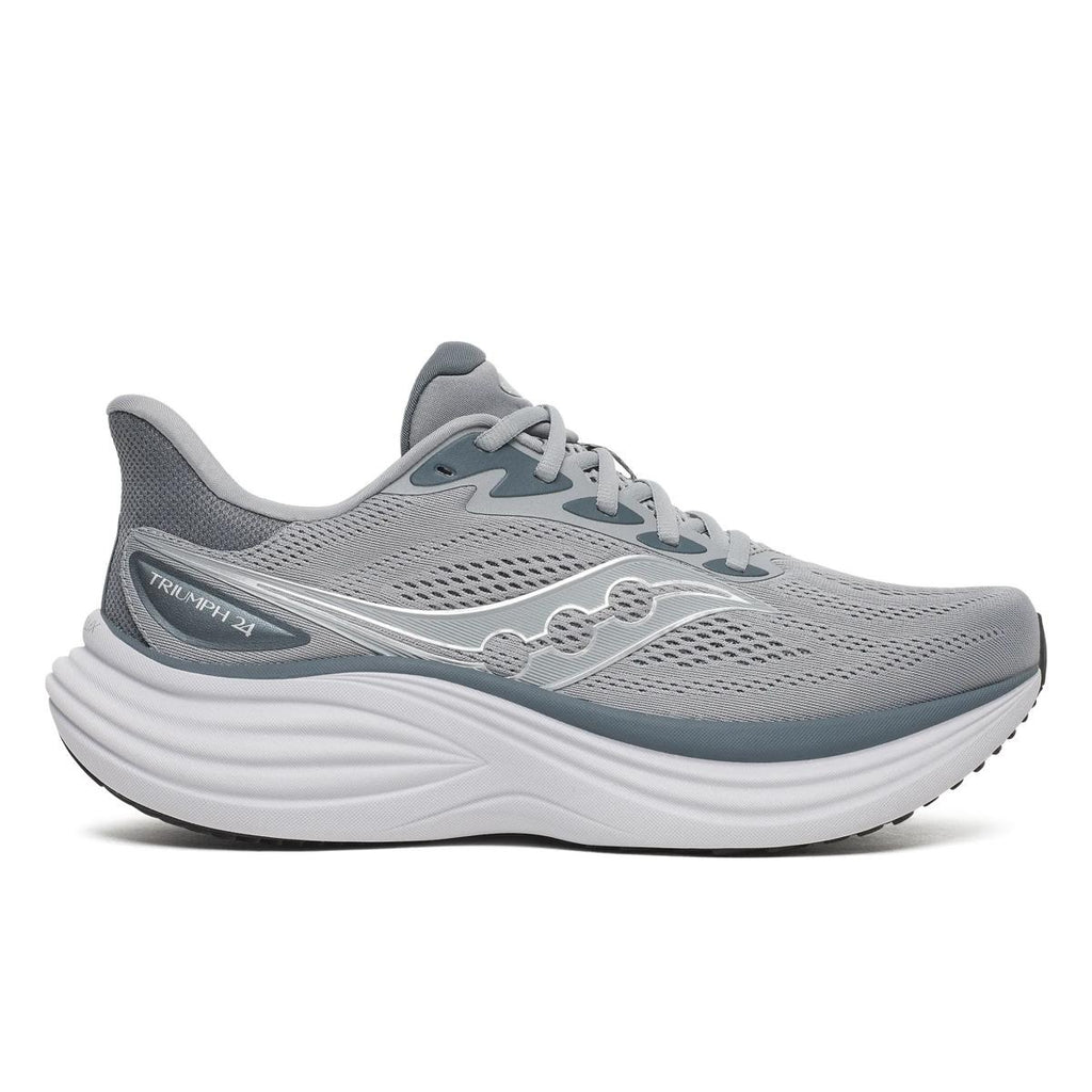 נעל ריצה Saucony Triumph 24 לגברים בצבע Fossil/Gunmetal — מבט צד על הגפה האפורה מרשת והסוליה הלבנה העבה.