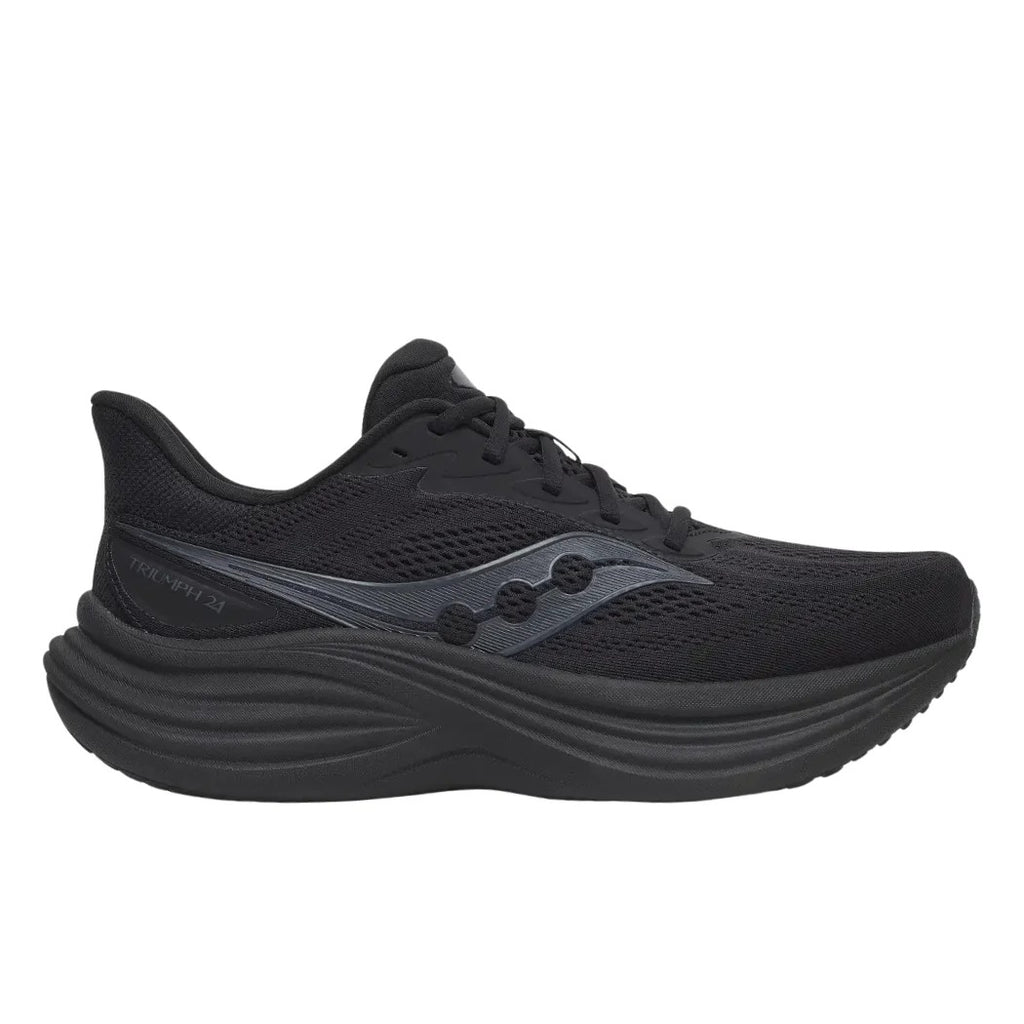 נעל ריצה Saucony Triumph 24 לגברים בצבע Triple Black — מבט צד על גפה שחורה מלאה, לוגו אפור עדין וסוליה עבה ומעוקלת.
