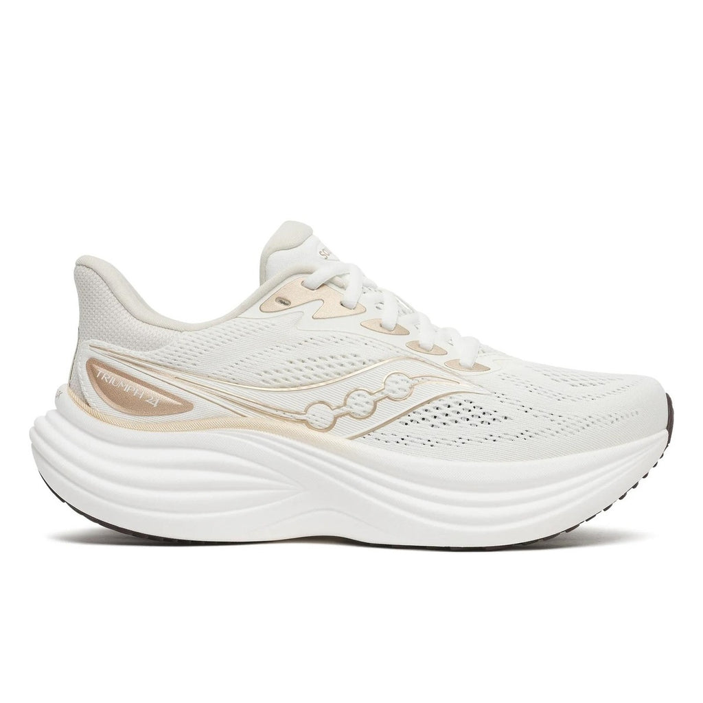 נעל ריצה Saucony Triumph 24 לנשים בצבע Quartz/Eggplant — מבט צד חיצוני על גפה מרשת בלבן-שמנת, לוגו בגוון זהב-שמפניה וסוליה אמצעית לבנה עבה.
