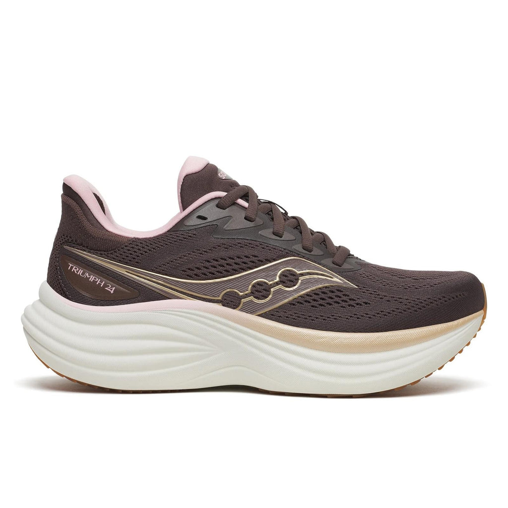 נעל ריצה Saucony Triumph 24 לנשים בצבע Torte/Touch — מבט צד על גפה מרשת בחום קקאו, נגיעות זהב וסוליה לבנה עבה עם הכיתוב TRIUMPH 24 בעקב.
