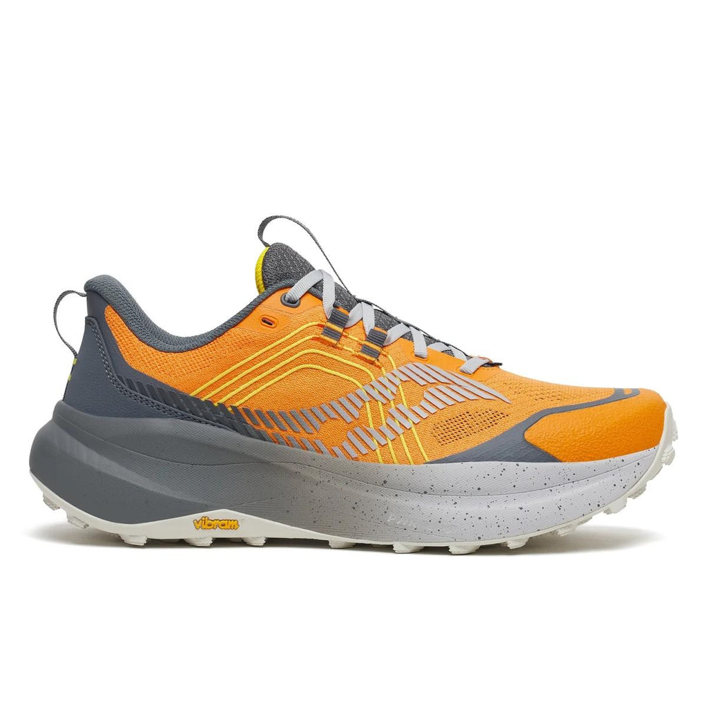 נעלי ריצת שטח סאקוני אקסודוס אולטרה 4 לגברים Saucony Xodus Ultra 4 בצבע Fuego/Carbon — מבט צד על הגפה הכתומה, הדפוס הגיאומטרי והסוליה הבהירה
