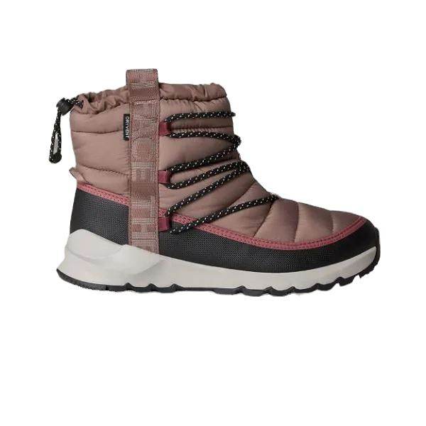 מגף חורף יחיד בגובה בינוני, The North Face Thermoball שרוך WP TA5LWDKOM, כולל סוליה לבנה עבה, חלק עליון ורוד בהיר ושחור ומערכת תחרה אלסטית.