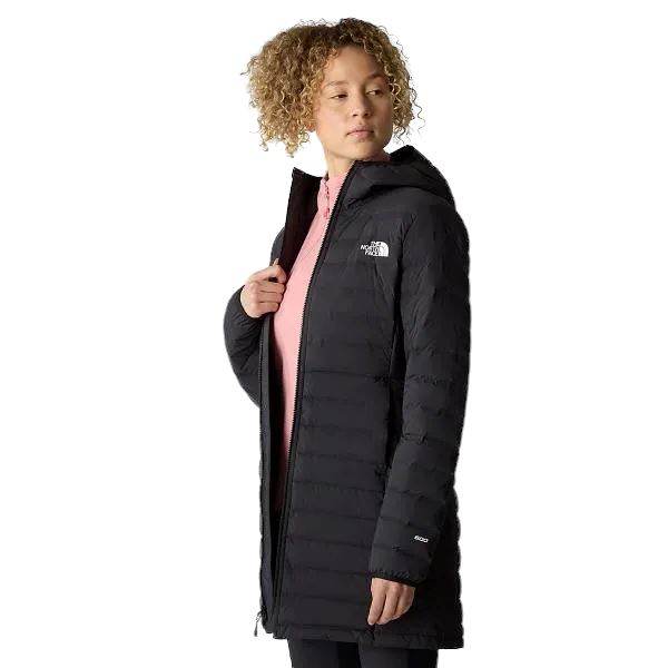 אדם שלובש The North Face Belleview Stretch Down Parka TA7UK7JK3 בצבע שחור מעל חלק עליון ורוד עם היד על הרוכסן.
