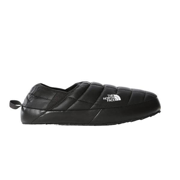זוג The North Face Thermoball Traction Mule V T93V1HKX7, הכוללים עיצוב קווילט שחור עם הלוגו של המותג בצד, סוליית גומי ולפת משיכה קטנה בעקב.