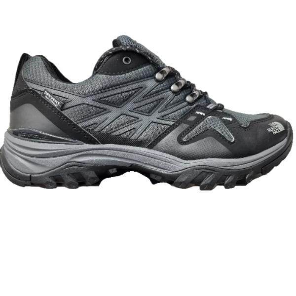 The North Face Hedgehog Fastpack Wp TA4PEUC4V מבית The North Face היא נעל טיולים שחורה ואפורה עם סוליה מחוספסת, עיצוב שרוכים וחלק עליון סינתטי הכולל טקסטורות ופאנלים שונים.