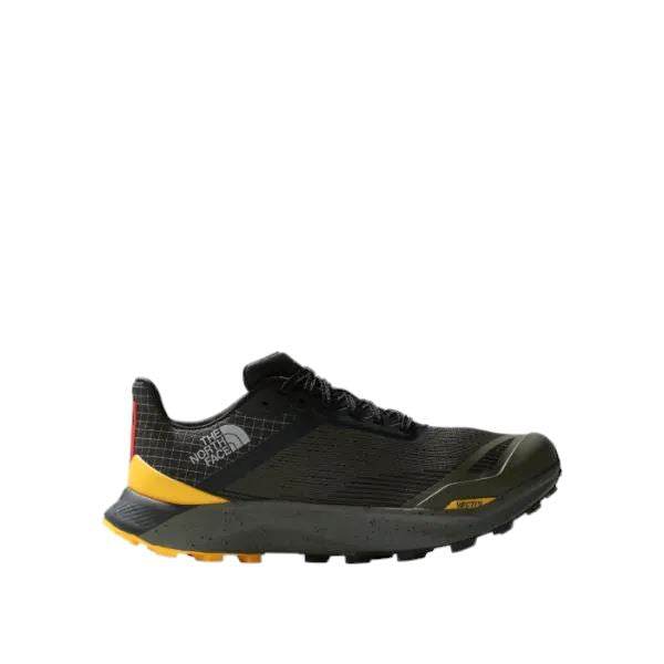 North Face Vectiv Infinite 2 TA7W5MBQW היא נעל ריצה שחורה עם הדגשים צהובים ולוגו The North Face בצד. הוא כולל סוליה מחוספסת וסגירת שרוכים.