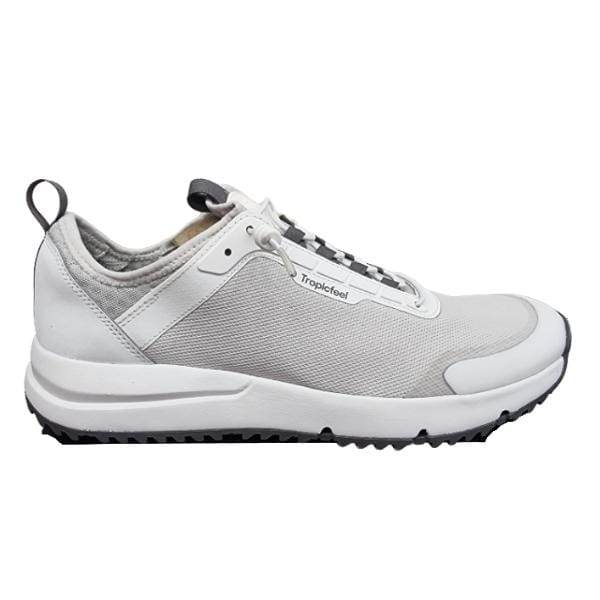 נעל ה-Tropicfeel 2410106U116 Canyon Onyx White U מבית Tropicfeel כוללת עיצוב לבן עם הדגשות שחורות, חלק עליון רשת, סגירת שרוכים, לשונית משיכה על העקב וסוליית מרקם שחור.