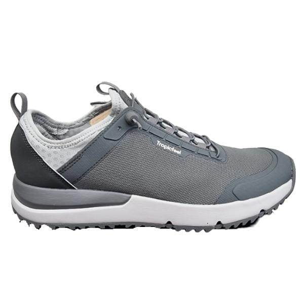 נעל ה-Tropicfeel 2410106U008 All-Terrain Storm Grey מציגה עיצוב מלוטש ומודרני באפור ולבן, עם סוליה גמישה עם מרקם ולשונית משיכה קטנה על העקב. שם המותג "Tropicfeel" נראה בצד.
