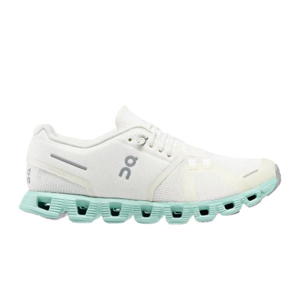 נעלי ריצה Women's On Cloud 5 Undyed-White/Creek בצבעי לבן ומנטה.