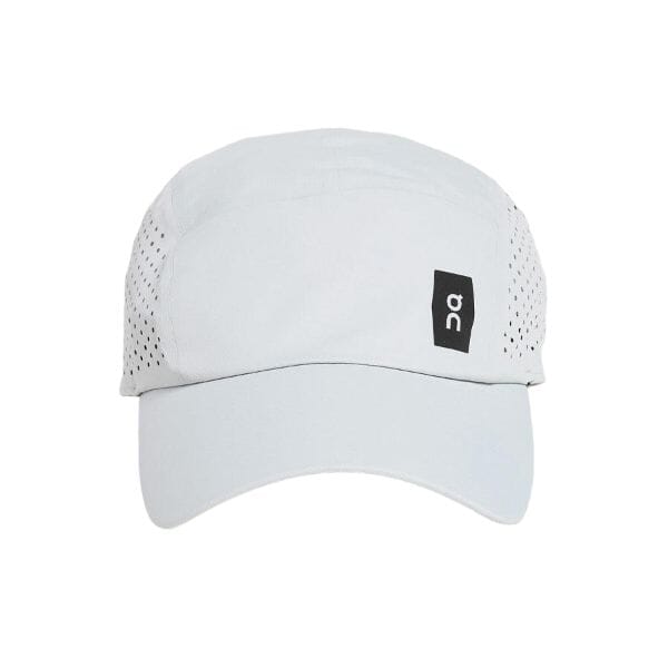 A כובע ריצה ובצבע אפור On Lightweight Cap [OS] Grey 301.00017 עם לוגו עליו.